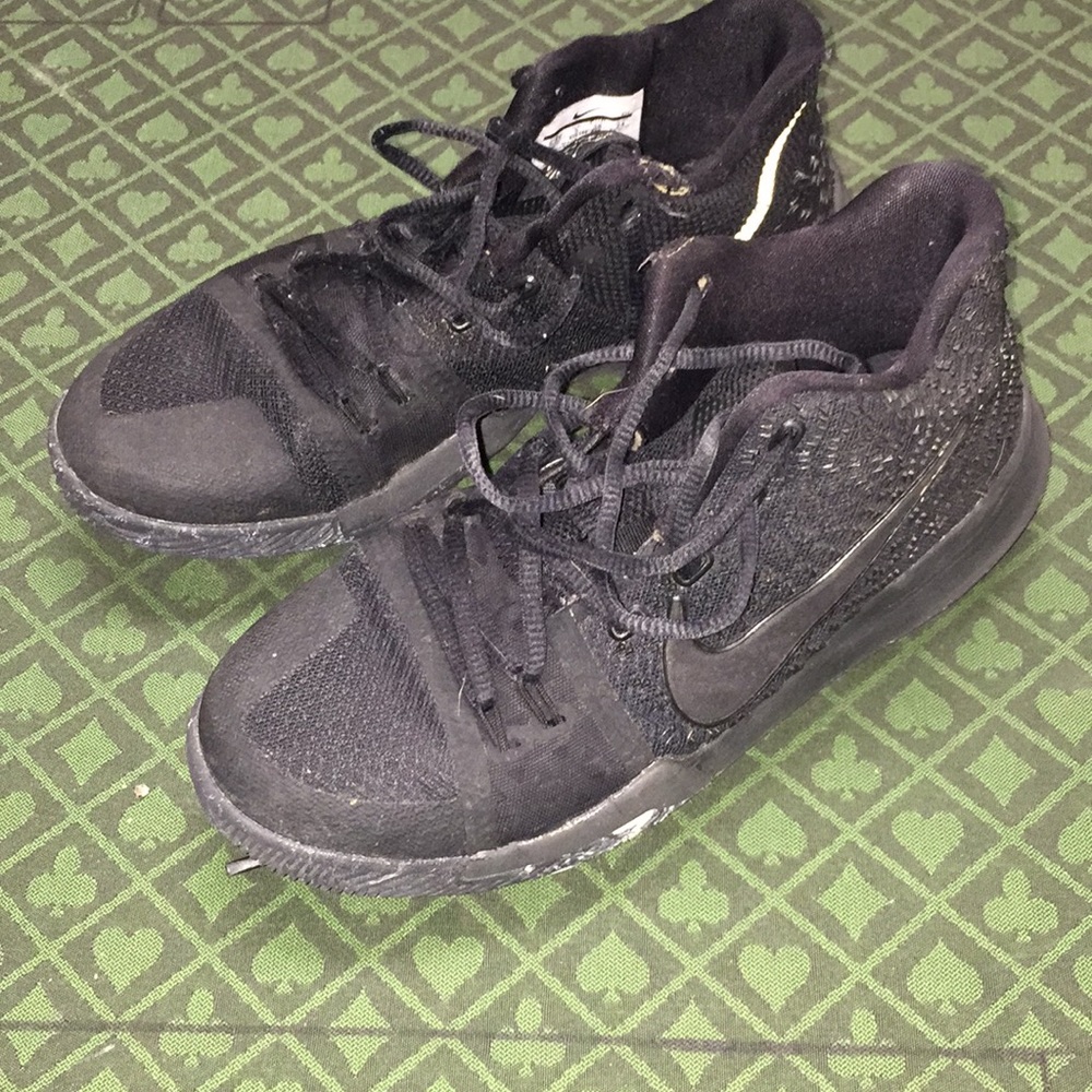 Nike Kyrie Irving boys shoes size 5 1/2